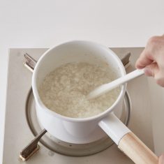 小鍋に（A）、料理酒大さじ１をいれ中火にかけ沸騰させる。