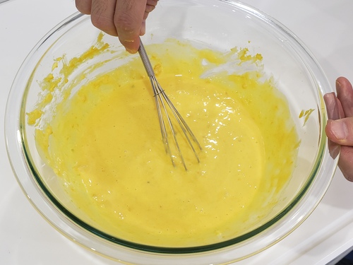 かぼちゃを一口大に切り、耐熱ボウルにいれ、ラップをし、電子レンジで4分加熱する。 マッシャーやフォークで潰したらクリームチーズ、砂糖、卵１個をいれて泡だて器で混ぜる。