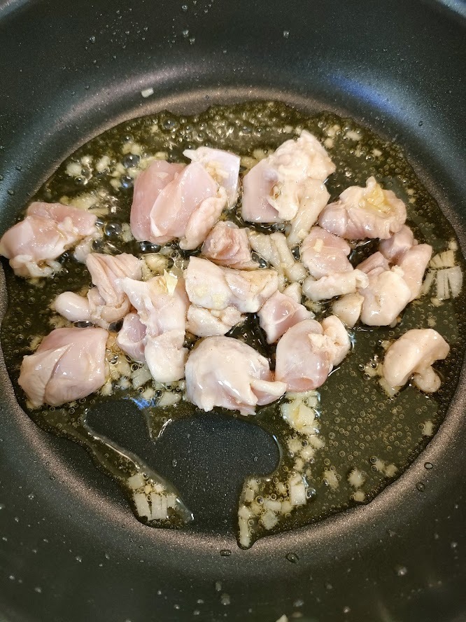 フライパンにオリーブオイルとにんにくを入れて火にかけ、良い香りがしてきたら鶏もも肉を炒める。