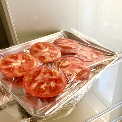調味料を混ぜ合わせ①にかける。冷蔵庫で１時間程冷やす。（均等に味が馴染むように途中上下を入れ替える）