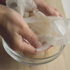 下準備：白こんにゃくは袋ごと1晩冷凍させ、冷蔵庫又は常温で解凍させる。