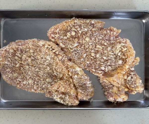 豚肉は包丁で浅く切込みを入れ、塩こしょうふりかける。
薄力粉、卵、パン粉の順に衣をつける。
キャベツは千切りにする。