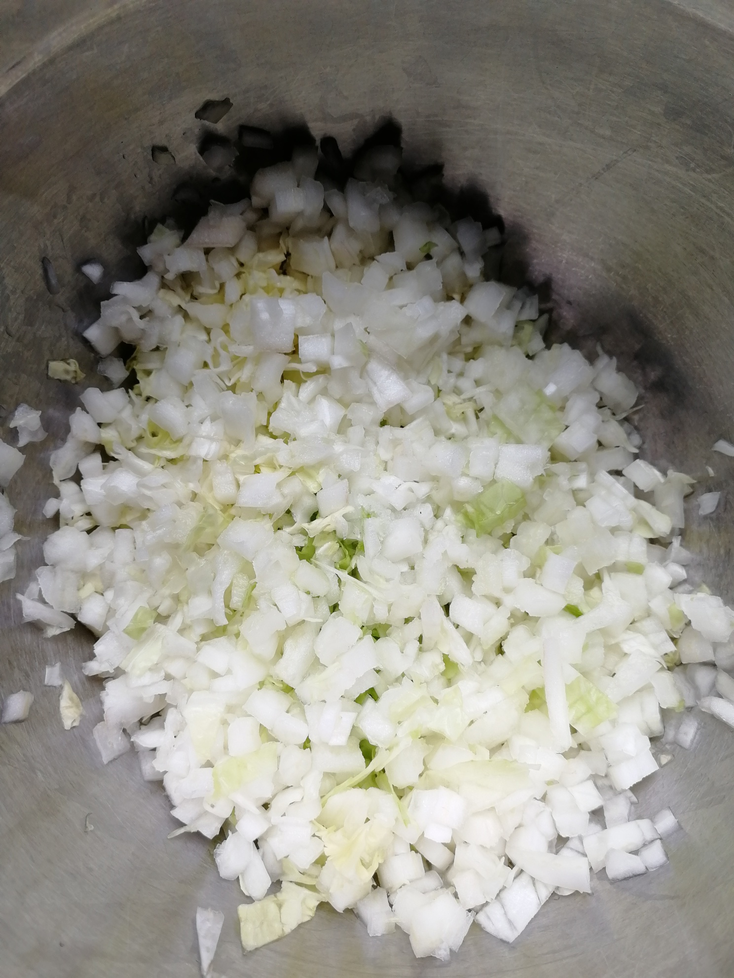 白菜はみじん切りにし、塩（分量外）をまぶして10分置き、出てきた水分をしっかり絞る。