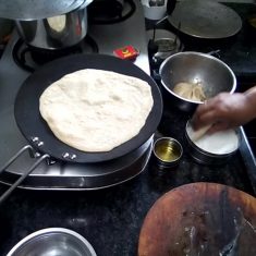 油をひかずに、フライパンで生地を焼く。