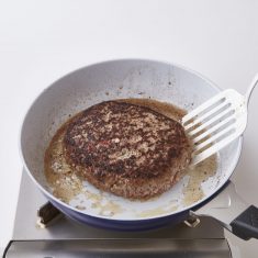 フライパンにサラダ油をいれ中火で熱し③をのせ、美味しそうな焼き色を両面つけ、耐熱皿にのせる。ラップをしてレンジで約５分加熱する。