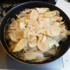 砂糖、醬油、みりん、椎茸を煮る