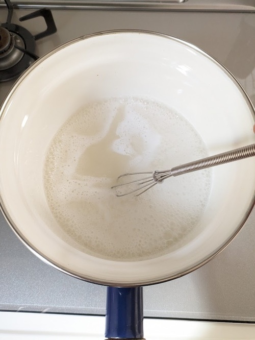小鍋に粉寒天・水を入れ良く混ぜてから沸騰させたら1分加熱する。
