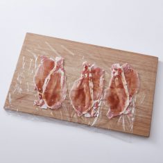 豚肉を2枚づつ少し重ねて並べ、片面にオイスターソースを塗る。