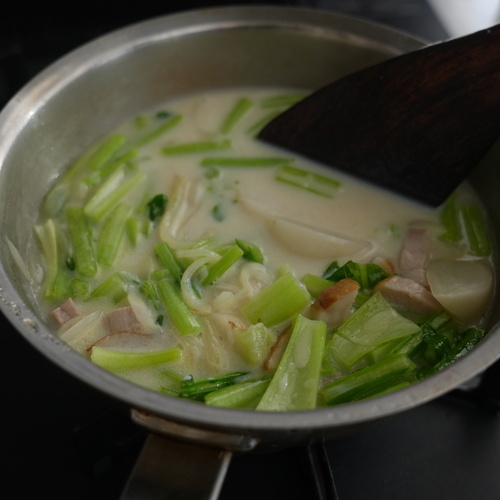 かぶが柔らかくなったら顆粒コンソメと牛乳を加え、沸騰直前まで温める。
塩で味を調えたら完成。