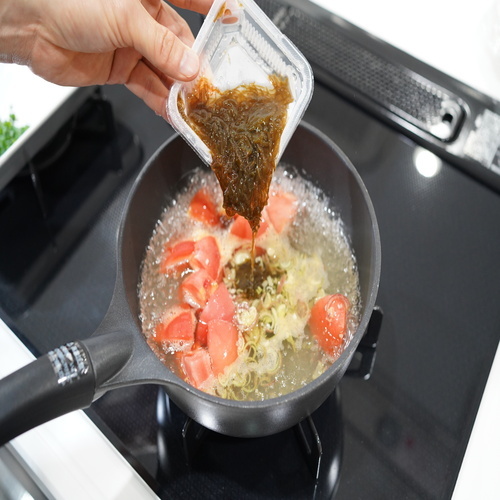 小鍋に水、鶏がらスープの素をいれ、中火にかける。
沸騰したら、トマト、みょうがをいれ、再沸騰したら火をとめる。
モズク酢、細ねぎ、ごまをいれ、塩、黒こしょうで味を調える。
