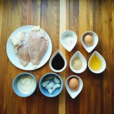 茹で卵は茹でておく。甘酢だれを広くて浅いバットやタッパーに合わせる。
