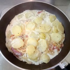 ③に、ゆでたじゃがいもと生クリームを加え、塩とこしょうで味を調えてさらに煮詰める。