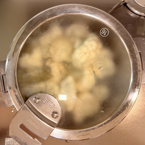 全体に油がなじんだら水100ccを入れて蓋をし、カリフラワーが軟らかくなるまで煮る。（少量の水で煮ていきます。焦げ付きに注意しましょう。）