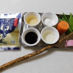 芽ひじは、水で戻し、一度サッと熱湯に通す。