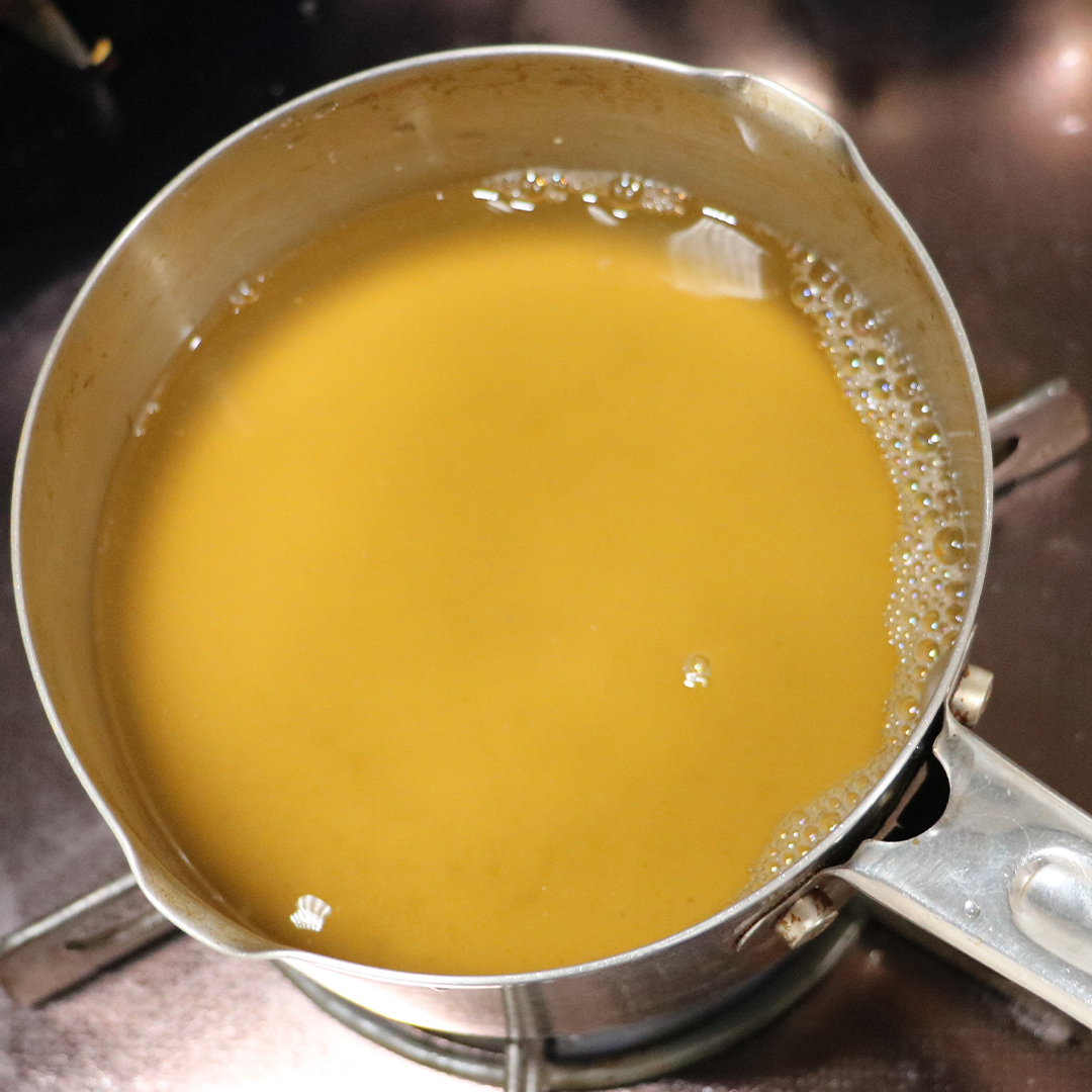 だし汁に薄口しょうゆとみりんを加えて鍋に入れ、1分程煮立てる。
