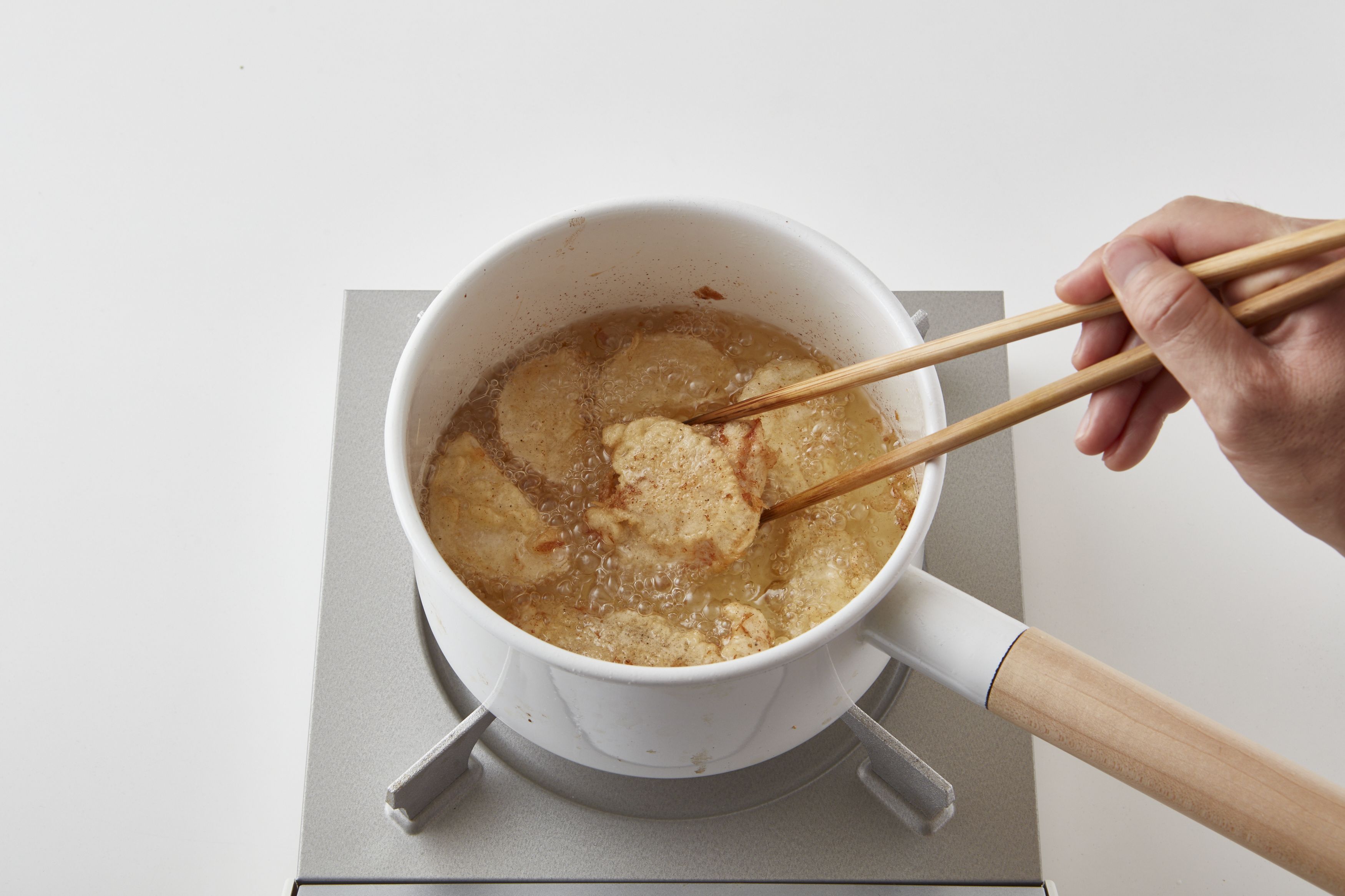 小鍋にサラダ油を２ｃｍほどいれ１８０度に熱したら、
長芋、鶏肉の順にこんがりと揚げ、器に盛る。