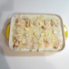 耐熱容器に⑤を入れ、チーズをたっぷりと乗せ、パン粉を散らし、5㎜角に切ったバターを散らして	230℃に予熱したオーブンで20分良い焼き色がつくまで焼く。