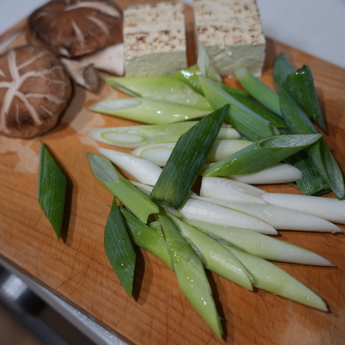 ねぎは2㎝幅の斜め切りにする。
しいたけは軸を取り、十字に切り込みを入れる。
焼き豆腐は半分に切る。
