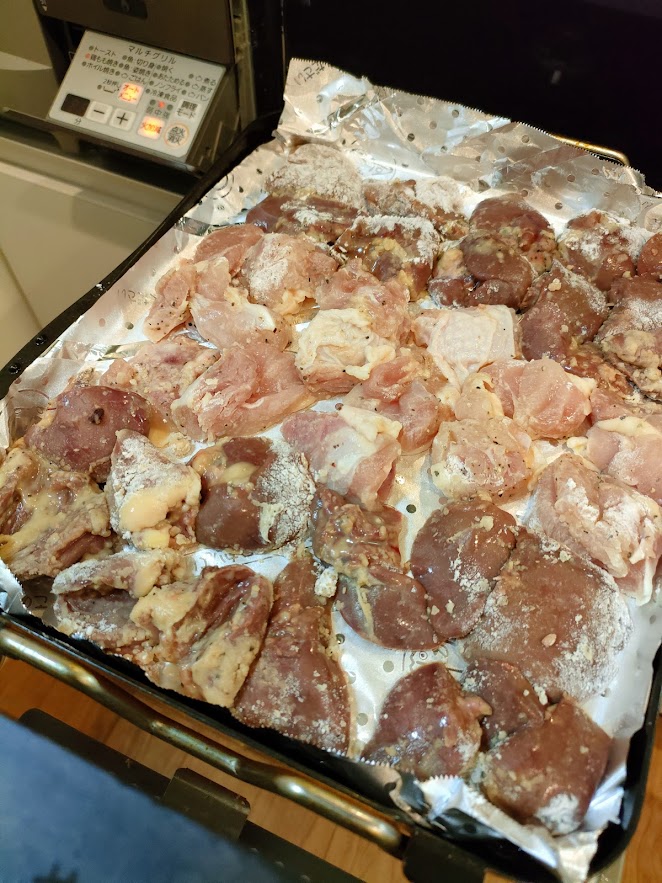 調理モード［鶏もも焼き・中］で加熱する。万能ねぎは小口切り。レモンもカットしておく。
