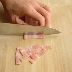 弱火で熱したフライパンにオリーブオイル、にんにく、輪切り唐辛子を加え炒める。にんにくの香がして来たら、中火にし②とアスパラ、ベーコンを加えジュージュー音がしてきたら白ワインを入れてさらに炒める。