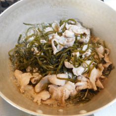 熱した鍋に油を入れ、①の豚肉と②の昆布をいれて、炒める。