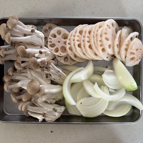 秋鮭は軽く塩こしょうする。 
玉ねぎは1㎝、レンコンは5㎜幅の輪切りにする。
しめじは石づきを落とし、手でほぐす。