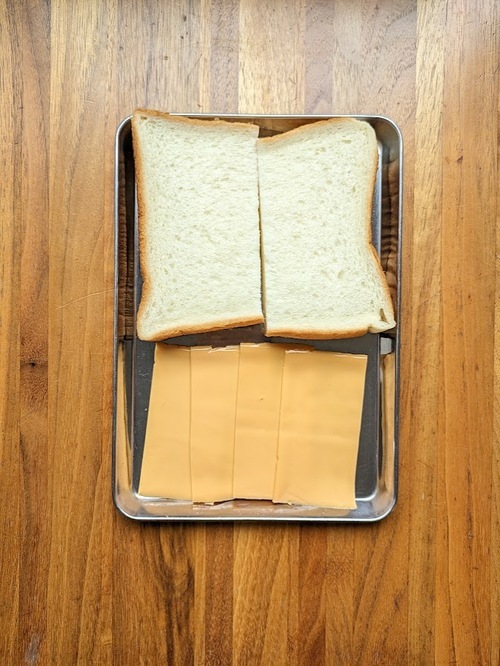 食パンを半分に切る。チーズを半分に切る。