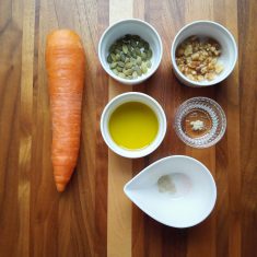 人参はよく洗い、皮ごと千切りにする。（皮は気になるなら剥いても良い）（千切りはスライサーを使用しても良い）