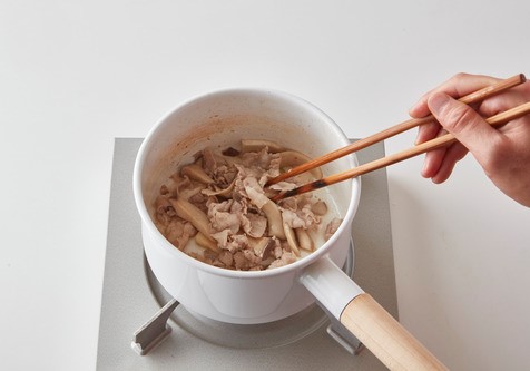 鍋にごま油と豚肉、にんにくすりおろしをいれ、中火で豚肉に焼き色がつくまで炒めたら、えりんぎ、Aをいれ、沸騰させる。