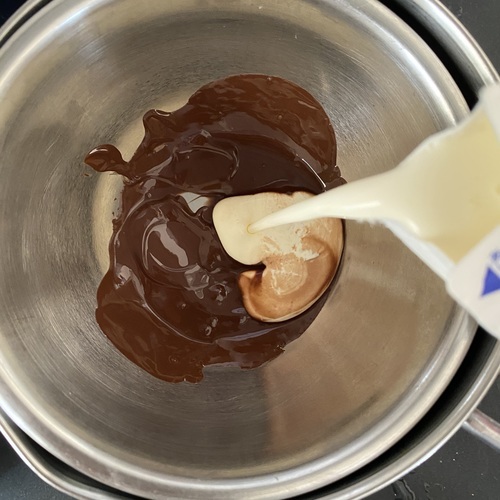 湯せんにかけて溶かしたチョコレートに、生クリームを少しずつ加えて混ぜる。