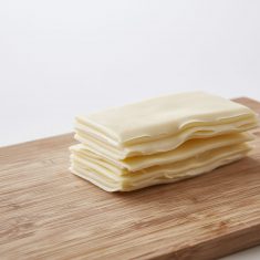 チーズを半分に切り、重ねる。