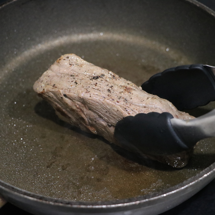 フライパンにオリーブオイルを入れて中火で熱し、肉を入れて全体に焼き色を付ける（各面30～40秒程度）。