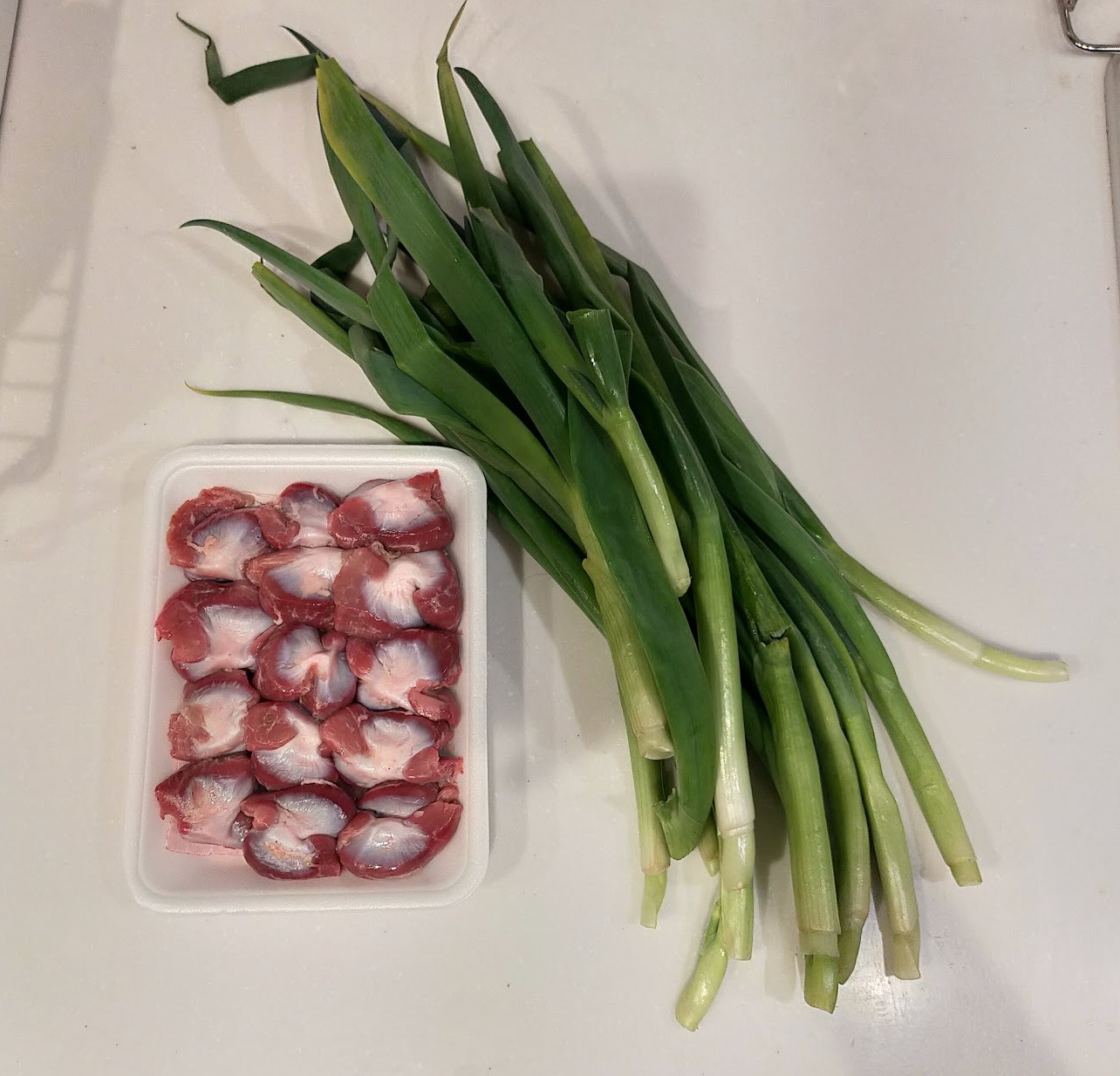 実家の農家からたくさんのねぎが届いたら、いつも作る我が家の定番料理！
何より、砂肝はとっても安いので、超節約レシピです。