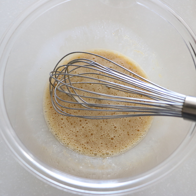 ボウルに卵を割り入れて泡だて器でなめらかにしたら砂糖、牛乳、油も加えてなめらかにする。