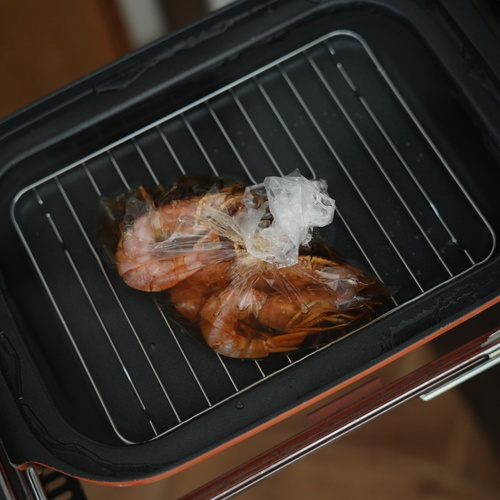 えびをポリ袋(湯せん調理対応のもの)にそっと入れ、①とだし汁、薄口しょうゆを加えたら空気を抜いて口をとじる。
キャセロールに燻製網を入れ、その上に袋を乗せ、側面段差まで水を加え、調理モード［低温調理］の弱火で20分加熱する。
