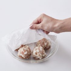 椎茸のかさに片栗粉を薄くふり、３を均等にのせる。
耐熱皿に並べ、濡らしたキッチンペーパーをのせ、ラップをかける。レンジ（600w）で４分加熱する。