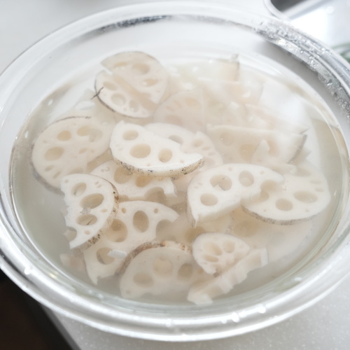 れんこんは縦半分に切ってから3㎜の薄切りにし、水にさらす。