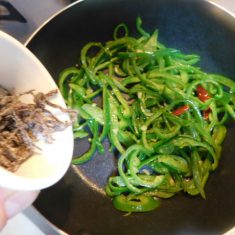 ②に千切りにしたピーマンをいれて炒める。全体に油がまわったら、酒を加えて、塩昆布も入れて、火を止める。