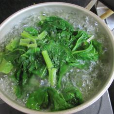 若ごぼうを沸騰したお湯で茹でる。