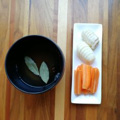 蓮根は皮を剥き、5㎜厚さに切る。