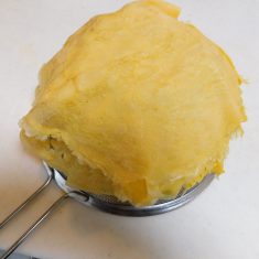 ほうれん草は、下茹でし、よく絞り水分を取っておいて下さい。