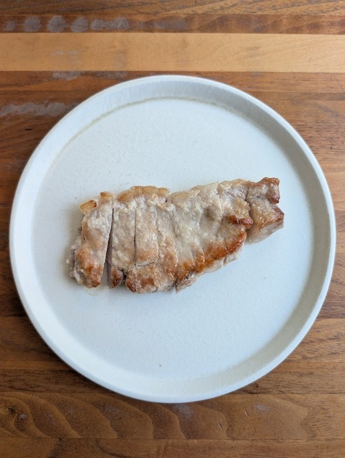 消火すれば、豚肉をスライスし、器に盛りつける。
ソースをかけ、大葉とだいこんおろしをのせる。
