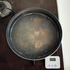 沸騰した湯に入れて、すぐに火を止めてそのまま10分湯に浸けておく。