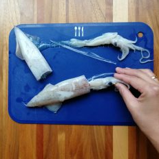 イカは良く洗い、ワタごと足を引き抜き、軟骨を取り除く。良く洗って水けを拭いたら、皮ごと１cmの輪切りにする。ゲソは、目のところで切り、嘴を外し、適当に切り分ける。