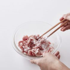 豚こまぎれ肉に=A=を揉みこむ。