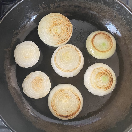 弱めの中火で加熱し、片面に焼き色がついたら裏返す。