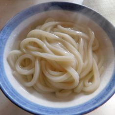 大根を絞った汁に、お好みで味噌、かつおぶし、ねぎをいれて、いただく。