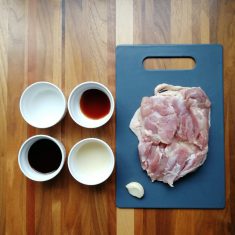 （下準備）
鶏もも肉は、ドリップが出ていたら水で洗い、キッチンペーパーで水気をよくふき取る。余分な皮や脂肪を切り落とす。
広げて厚みのある所は半分の厚さにして厚みを均等に切る。調味料は混ぜておく。
ニンニクは潰して調味料に入れておく。