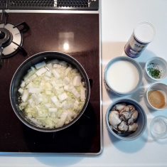 牛乳を入れ、沸騰しないように注意しながら温め、塩コショウで味を整える。