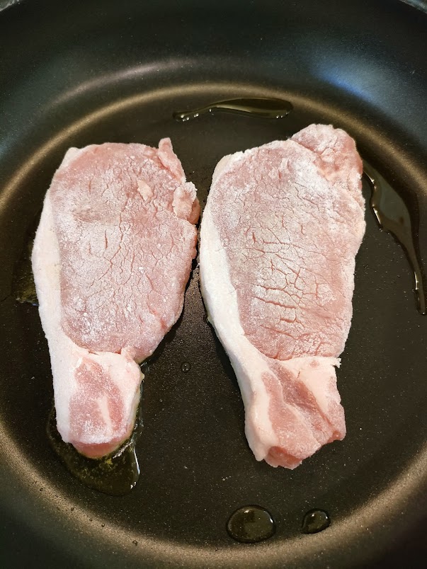 食材投入の報知が鳴ったら、オリーブオイルをなじませ、豚肉を盛り付けるとき見せる面を下にして入れて「モードキー」を押す。